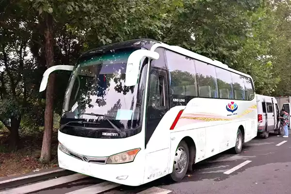 Second Hand Bus Front Engine 24-39 Seats Yutong Coach Bus Zk6879