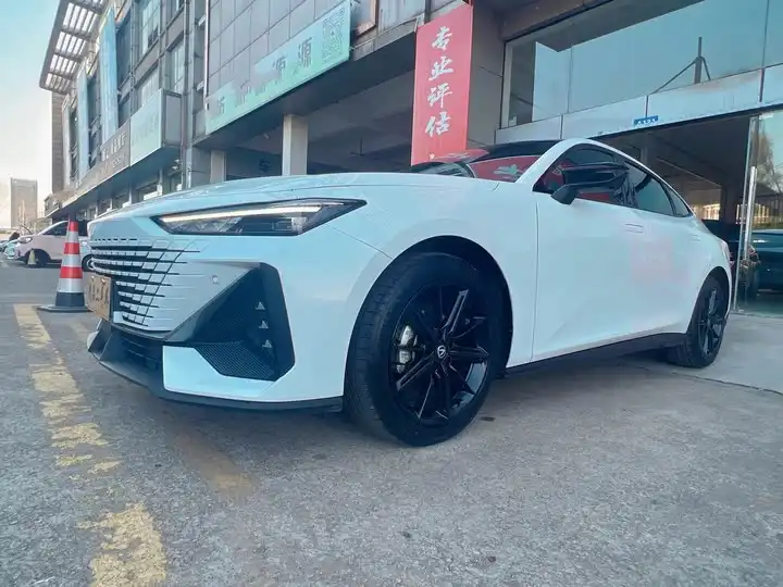 Changan UNI-V Model 2023 1.5T Premium