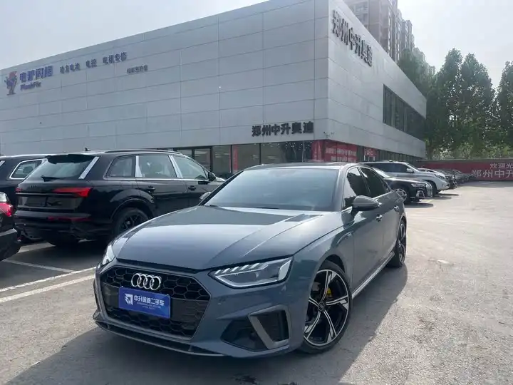 奥迪A4L 2022款 40 TFSI quattro RS套件燃速型